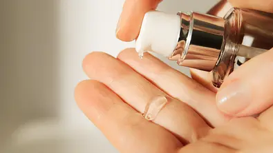 hyaluronserum aus dem pumper  - Foto: iStock / Alina Valetka
