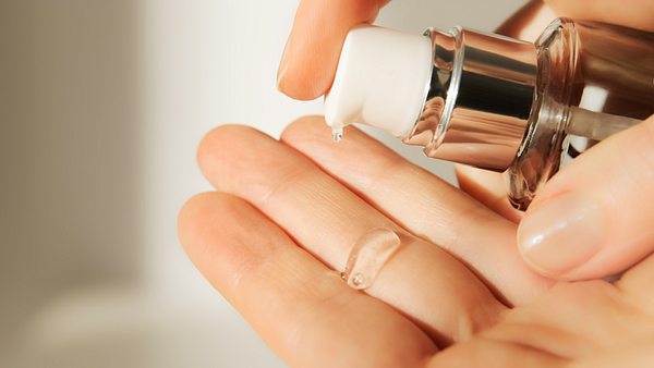 hyaluronserum aus dem pumper  - Foto: iStock / Alina Valetka