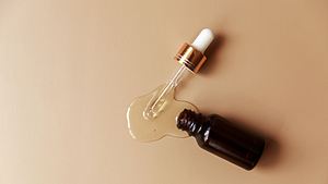 bestes Retinol Serum - Foto: GettyImages/ Vera Livchak
