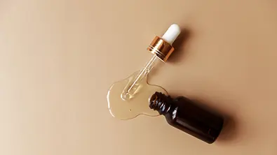 bestes Retinol Serum - Foto: GettyImages/ Vera Livchak