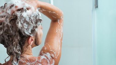 Für jeden Haartyp gibt es das passende Shampoo. - Foto: istock/CentralITAlliance