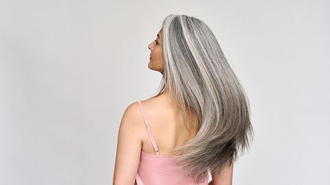 Bestes Shampoo ab 50: Diese Anti-Aging-Shampoos lieben wir! - Foto: iStock/ insta_photos 