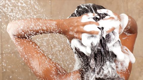 Bestes Shampoo Vergleich - Foto: GettyImages/ RuslanDashinsky