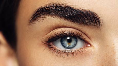 bestes Wimpernserum - Foto: iStock/CoffeeAndMilk