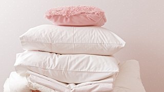 Wie sollte die Bettdecke gewaschen werden? - Foto: Olga Nikiforova/iStock