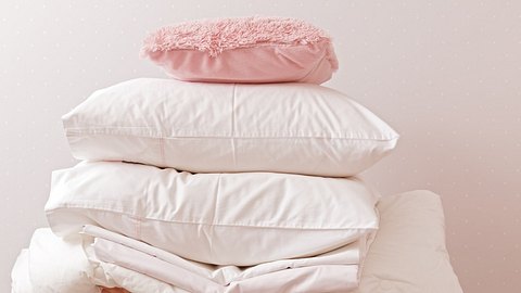 Wie sollte die Bettdecke gewaschen werden? - Foto: Olga Nikiforova/iStock