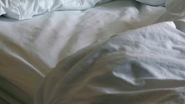 Bettwäsche sollte nach dem Aufstehen aufgeschlagen und regelmäßig gewaschen werden. - Foto: iStock