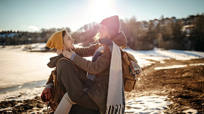 Ein Mann hält eine Frau im Arm (Themenbild) - Foto: StefaNikolic/iStock