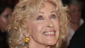 Bibi Johns mit blonden Locken und einem Bernsteinohrring - Foto: Tristar Media/Getty Images Bibi Johns mit blonden Locken und einem Bernsteinohrring - Foto: Tristar Media/Getty Images