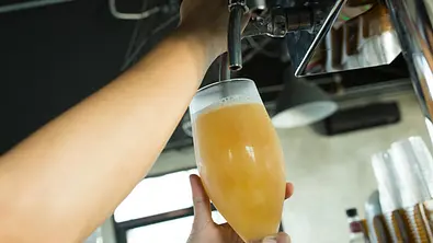 Was hat es eigentlich mit dem Papier am Bierglas auf sich? - Foto: iStock