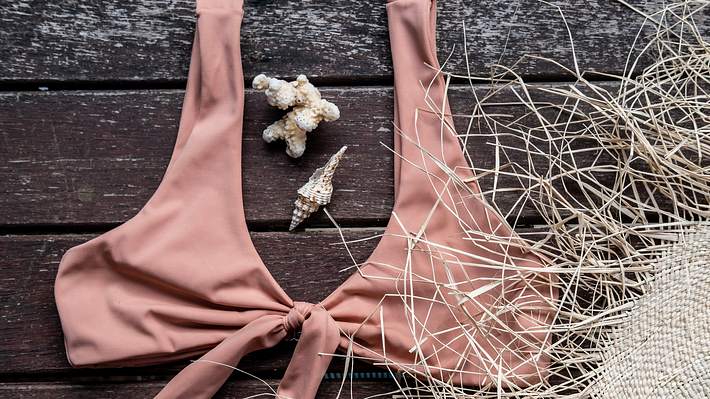 Bikini große Brüste mit Sonnenhut - Foto: iStock/Space_Cat 