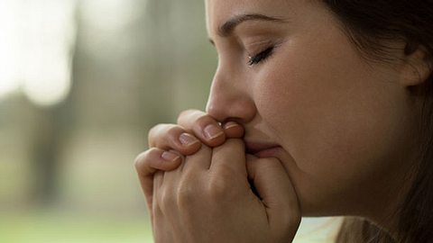 Bin ich depressiv? Diese Anzeichen können dafür sprechen - Foto: iStock