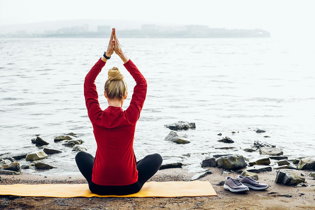 Frau integriert Biohacking in Form von Yoga in ihren Alltag