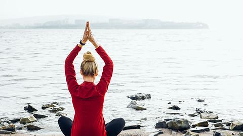 Frau integriert Biohacking in Form von Yoga in ihren Alltag - Foto: iStock/Sergey Tinyakov