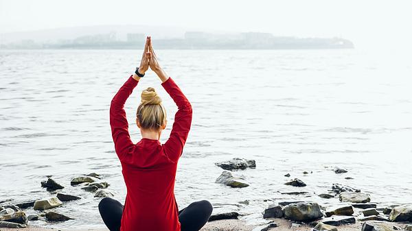 Frau integriert Biohacking in Form von Yoga in ihren Alltag - Foto: iStock/Sergey Tinyakov