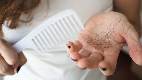 Biotinmangel führt zu Haarausfall. - Foto: iStock/burakkarademir