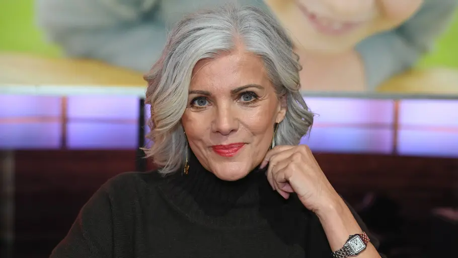 Birgit Schrowange mit grauen Haaren Birgit Schrowange im Portrait