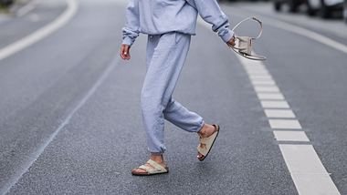 Birkenstock-Outfits: Mit diesen Inspirationen und Styling-Tipps kombinierst du die Trend-Sandalen richtig - Foto: Jeremy Moeller/Getty Images