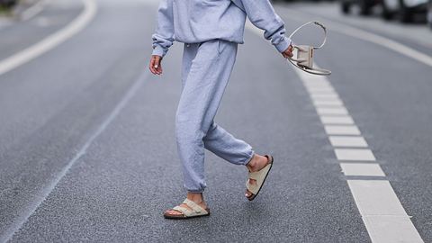 Korksandalen-Outfits: Mit diesen Inspirationen und Styling-Tipps kombinierst du die Trend-Sandalen richtig - Foto: Jeremy Moeller/Getty Images