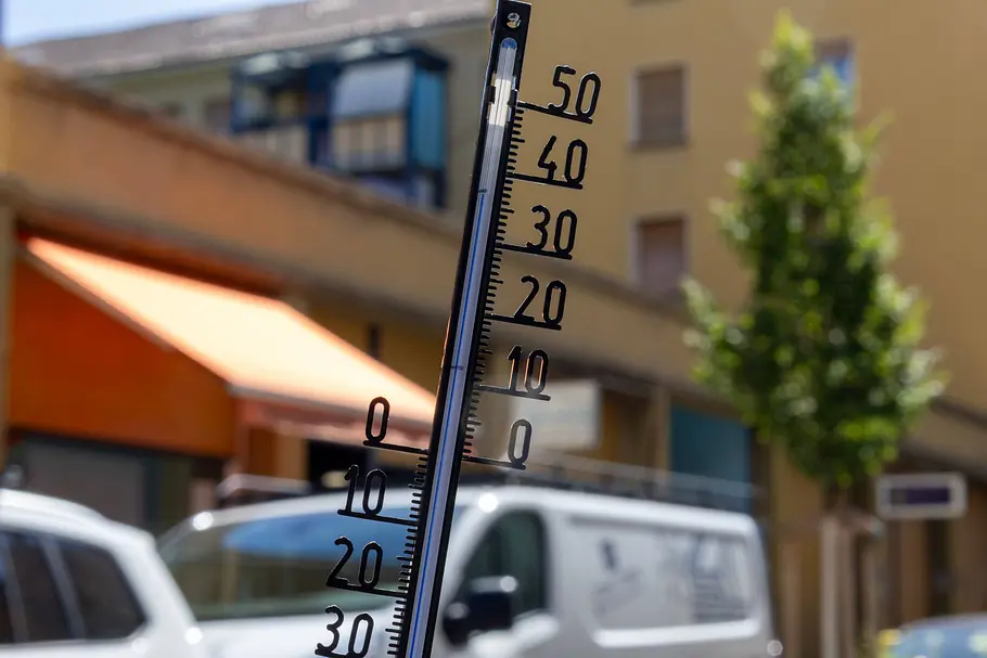 Bis zu 1000 Euro Bußgeld! Erstes Bundesland greift mit Hitze-Regel hart durch Hitzewelle Juni 2026. Mannheim, Nahaufnahme von einem Thermometer 11.00 Uhr Vormittags in den Mannheimer Quadraten. In den Innenstädten am Oberrhein könnten am Wochenende nächtliche Temperaturrekorde fallen.