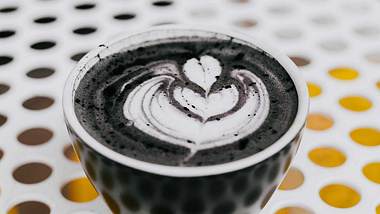 Black Latte: Was kann das Trend-Getränk wirklich? - Foto: Unsplash/ Nathan Dumlao