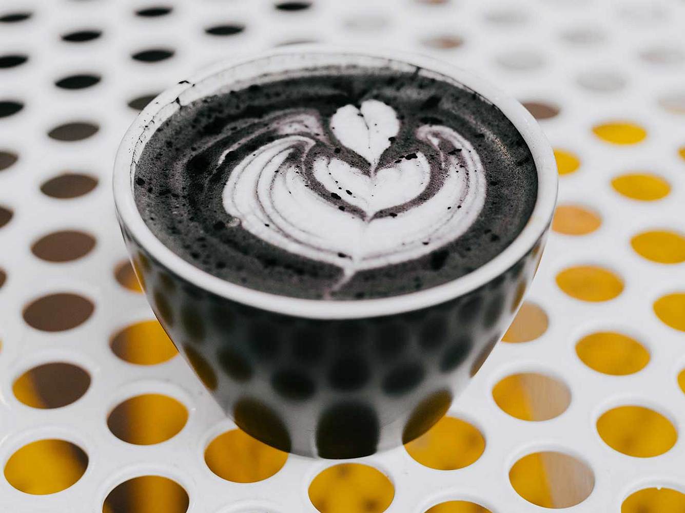 Black Latte: Ein ungewöhnlicher Anblick, jedoch hat das Trend-Getränk es in sich! Black Latte: Ein ungewöhnlicher Anblick, jedoch hat das Trend-Getränk es in sich!