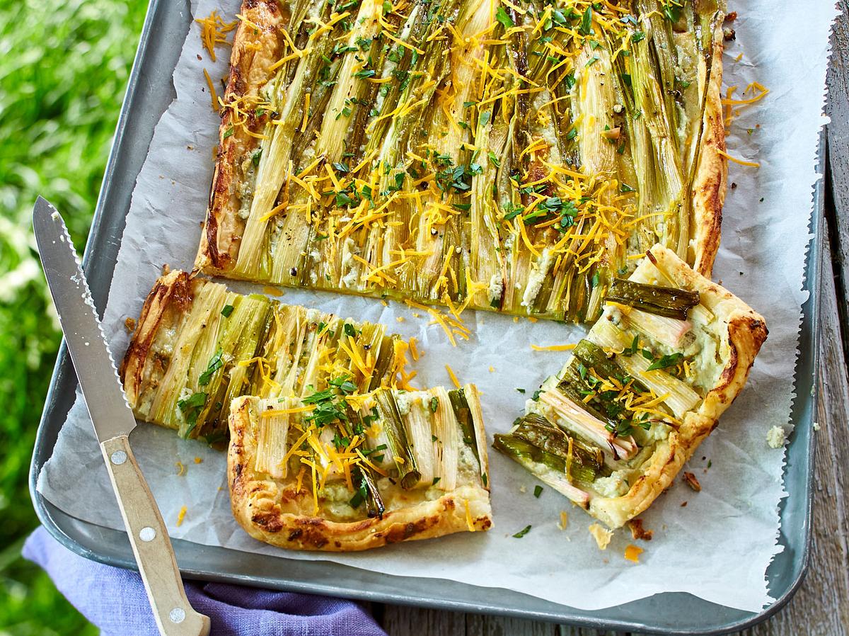 Lauch und Blauschimmelkäse machen diese Blätterteigtarte zu einem würzigen Vergnügen.