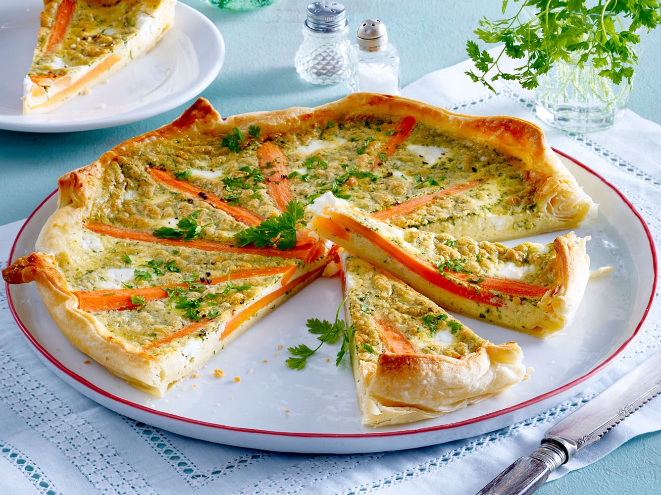 Ist denn schon Ostern? Diese Blätterteigtarte steckt voller Möhren und Kerbel. Ist denn schon Ostern? Diese Blätterteigtarte steckt voller Möhren und Kerbel.