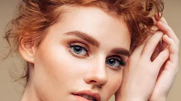 Blaue Augen schminken: So setzt du sie gekonnt in Szene - Foto: CoffeeAndMilk/iStock Blaue Augen schminken: So setzt du sie gekonnt in Szene - Foto: CoffeeAndMilk/iStock