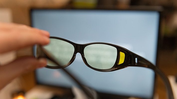 Blaufilterbrille vor Laptop - Foto: iStock/RR-Photos