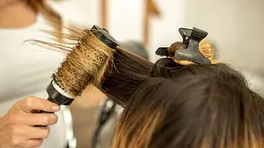 Schöne Sommer Blitz Frisuren - Foto: Istock/miodrag ignjatovic Schöne Sommer Blitz Frisuren - Foto: Istock/miodrag ignjatovic