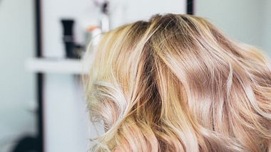Grünstich in blondem Haar loswerden: Diese Tipps helfen - Foto: iStock