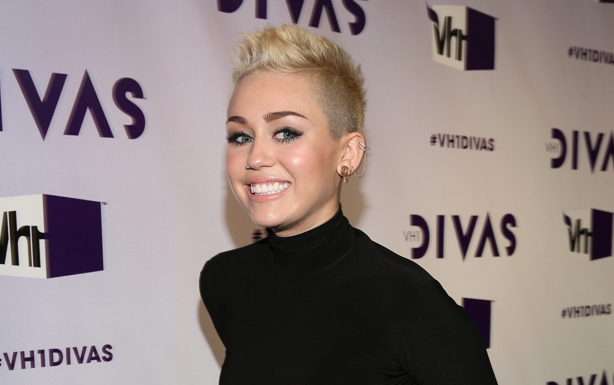 Sängerin Miley Cyrus mit blondem Pixie und Undercut.