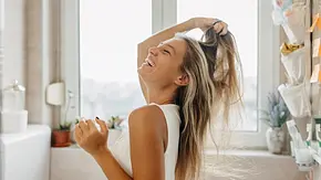 Blondierte Haare pflegen: Diese Profi-Tipps kennst du noch nicht! - Foto: iStock / supersizer