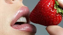 Erotisch: Erdbeere an Lippen
