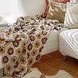 Kuschelig und hübsch: Decke aus Sechseck-Motiven zum selbst Häkeln - Foto: Deco & Style Experts
