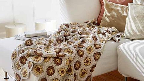 Kuschelig und hübsch: Decke aus Sechseck-Motiven zum selbst Häkeln - Foto: Deco & Style Experts