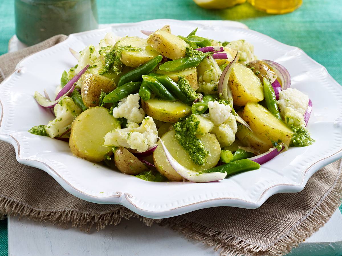 Blumenkohl-Kartoffelsalat mit Kräutern