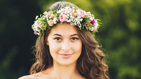 Blumenkranz für die Haare – die schönsten Modelle zum Dirndl - Foto: iStock/Kajdi Szabolcs