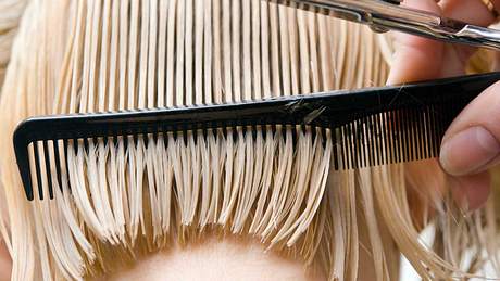 Beim Blunt Cut werden die Haare ganz gerade geschnitten. - Foto: iStock / zilli