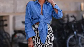 Bluse knoten: 5 einfache Wege Oversized-Blusen abwechslungsreich zu tragen - Foto: Jeremy Moeller/Getty Images Bluse knoten: 5 einfache Wege Oversized-Blusen abwechslungsreich zu tragen - Foto: Jeremy Moeller/Getty Images