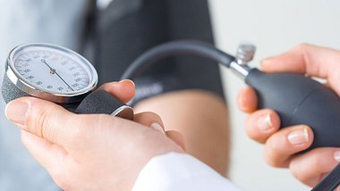 Wie senkst du deinen Blutdruck ohne Medikamente? - Foto: Sezeryadigar / iStock