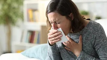 Blutiger Auswurf: Blut im Husten ist beunruhigend. (Themenbild) - Foto: Pheelings Media/iStock Blutiger Auswurf: Blut im Husten ist beunruhigend. (Themenbild) - Foto: Pheelings Media/iStock