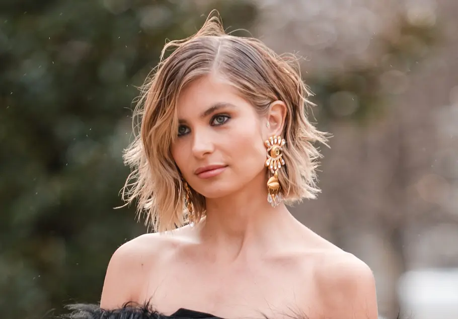 Volumen für feines und dünnes Haar: Der Scandi Bob Beim Scandi Bob, also dem skandinavischen Bob, werden die Haare knapp unterhalb des Kinns abgeschnitten.