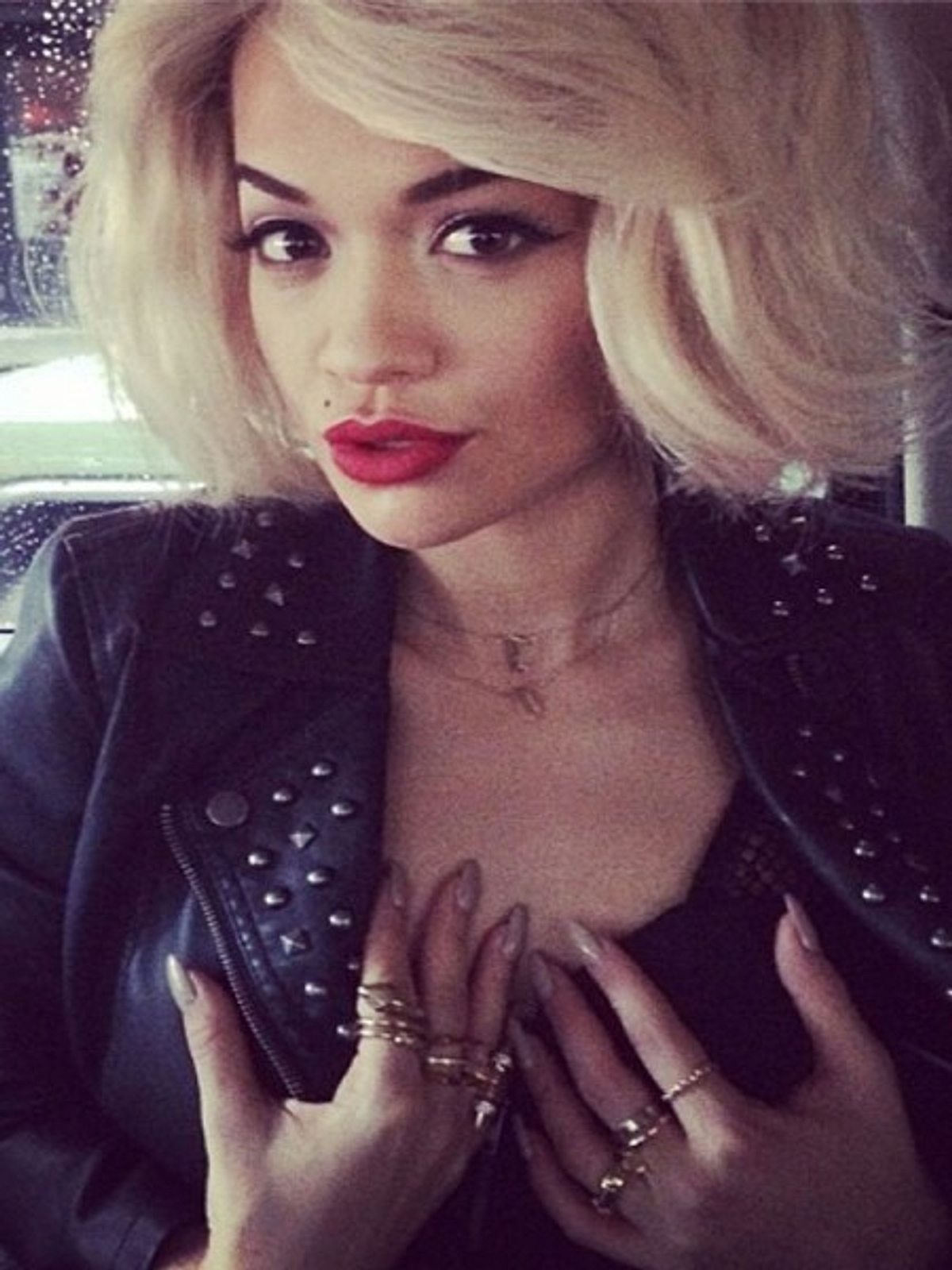 Bob-Frisuren der Stars: Rita Ora mit weißblondem Bob bob frisuren der stars rita ora mit weissblondem bob