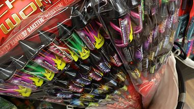 Einige Läden wollen für Silvester keine Böller verkaufen. - Foto: imago images / Rene Traut