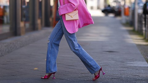 Schlaghosen-Styling mit Bootcut-Jeans leicht gemacht. - Foto: Jeremy Moeller / Getty Images