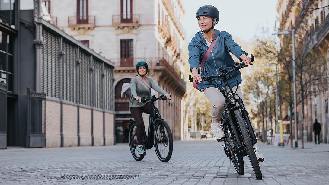 Frauen auf E-Bike in der Stadt unterwegs - Foto: Bosch eBike Systems
