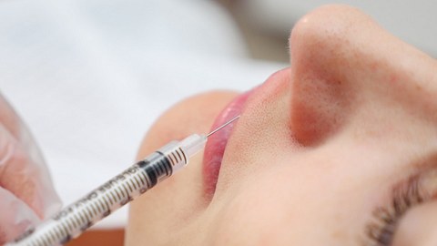Andrea Ivanova will die dicksten Lippen der Welt. - Foto: istock/ LENblR