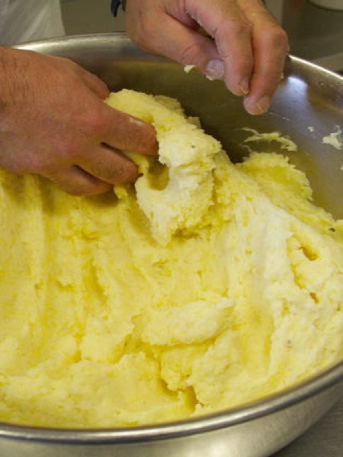braet man kartoffeln in zu heissem fett ueber grad kann sich das krebserregende acrylamid bilden